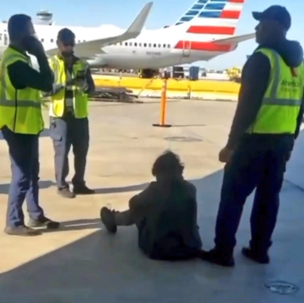 Hombre viaja en neumático de avión 