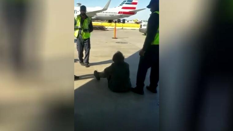 Hombre viaja en neumático de avión 