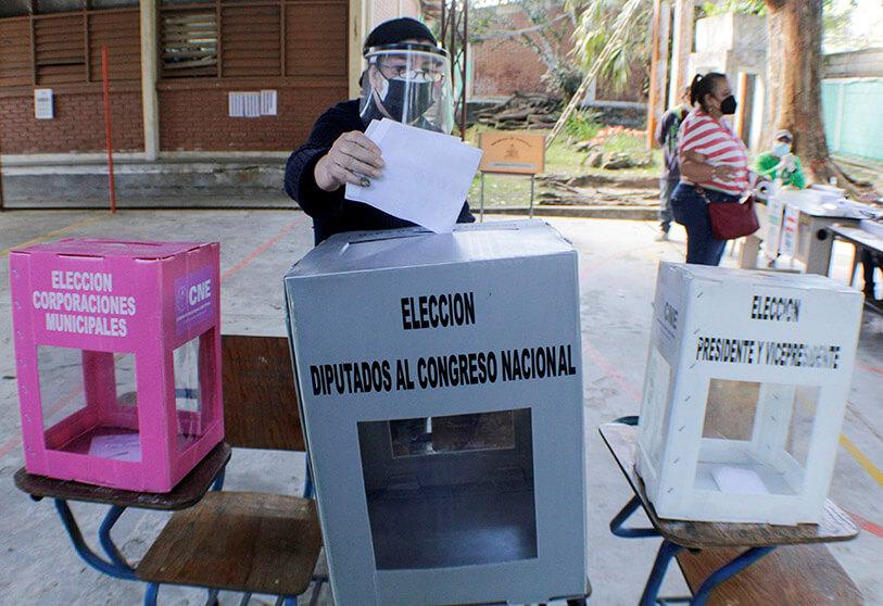 Son 3 urnas las que estarán colocadas donde se pondrán las papeletas.