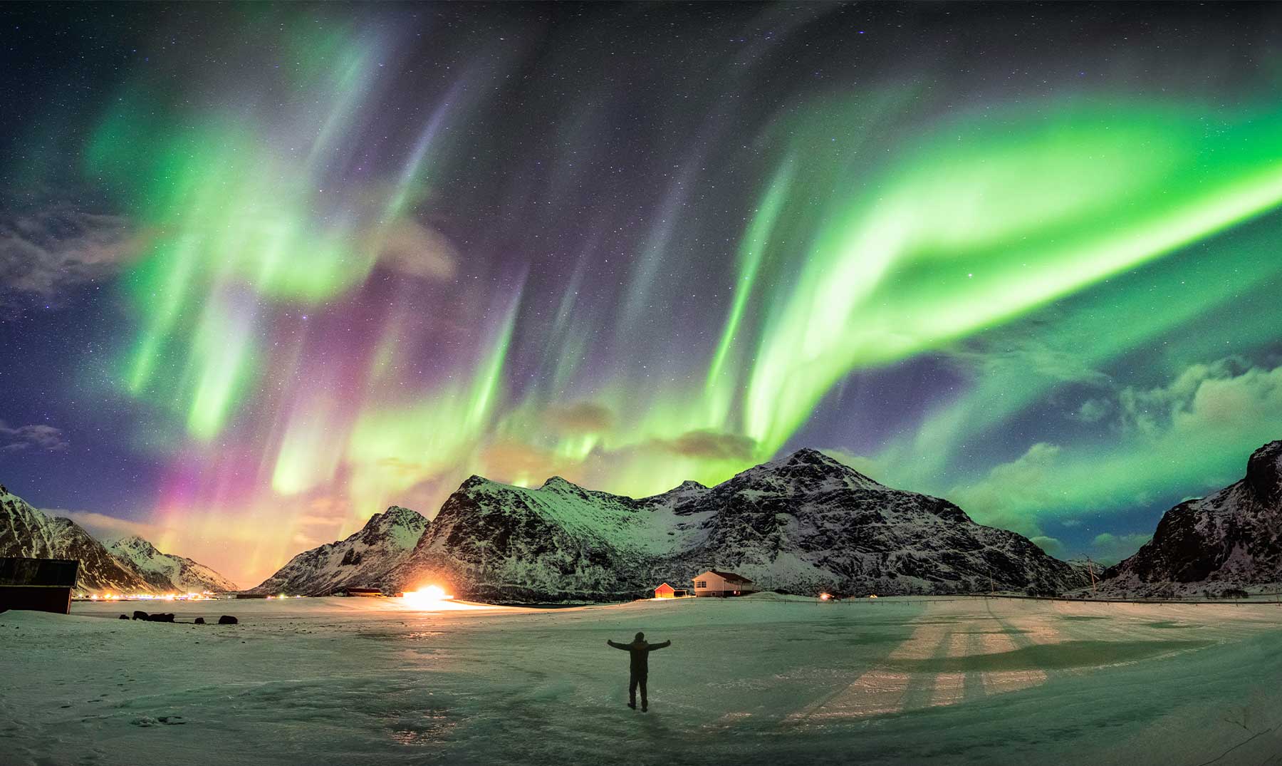La noche polar está acompañada de cielo estrellado y auroras boreales.