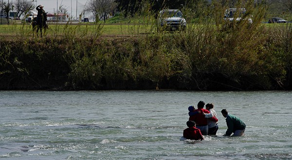 bebé muere tras cruzar la frontera