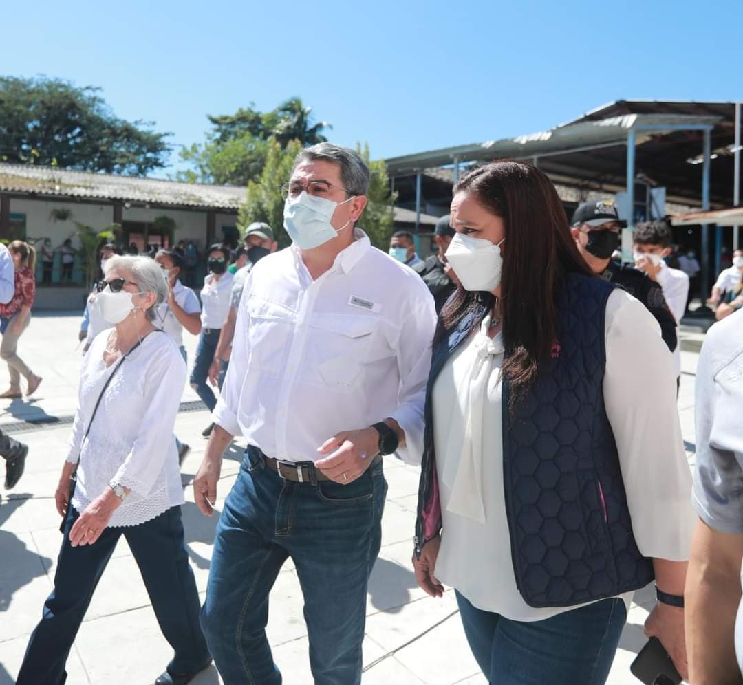 Juan Orlando llegó en compañía de su esposa y también estuvo con su madre.