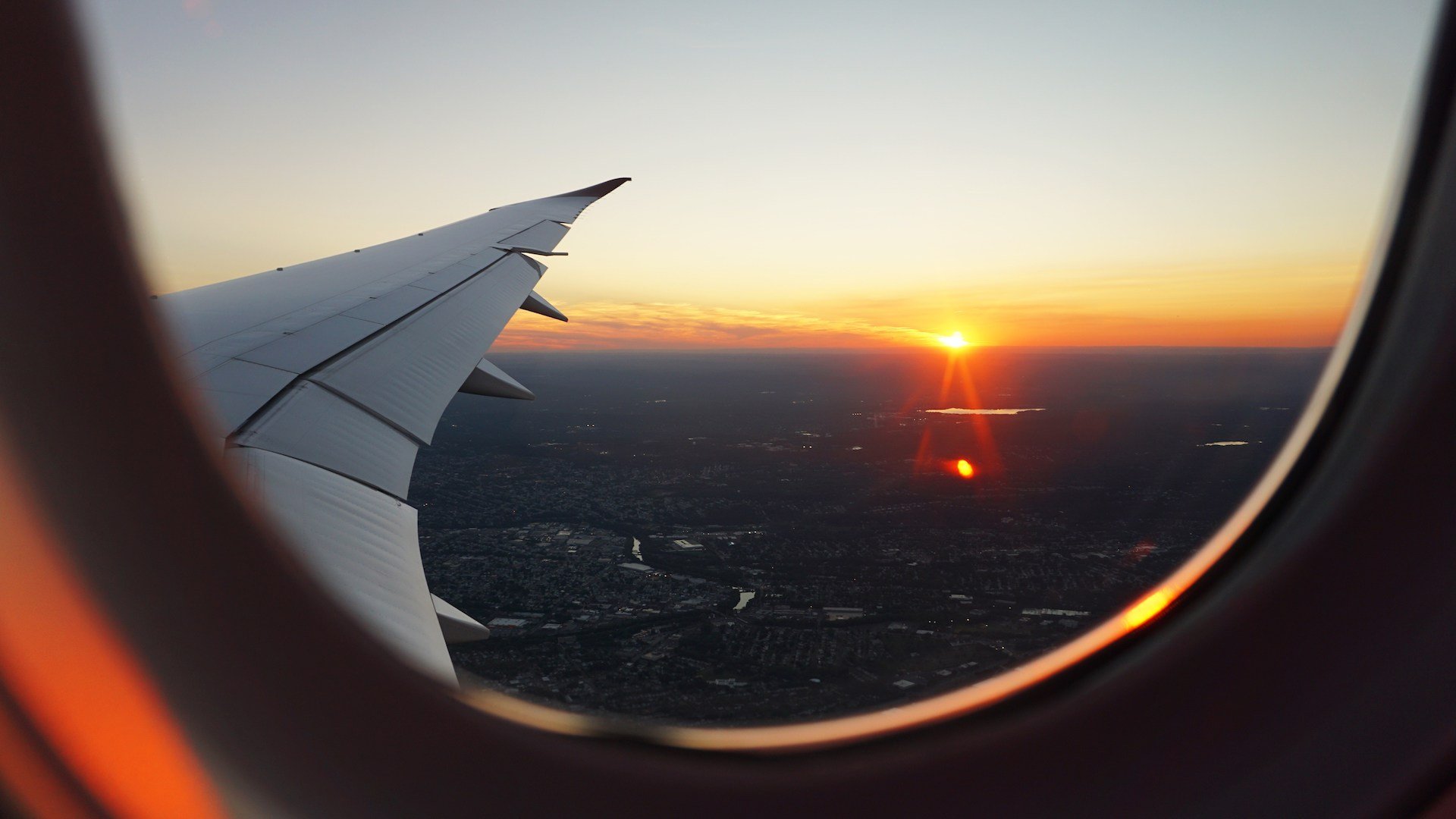 Algunos tomaron sus maletas, compraron su boleto, subieron al avión y salieron del país.