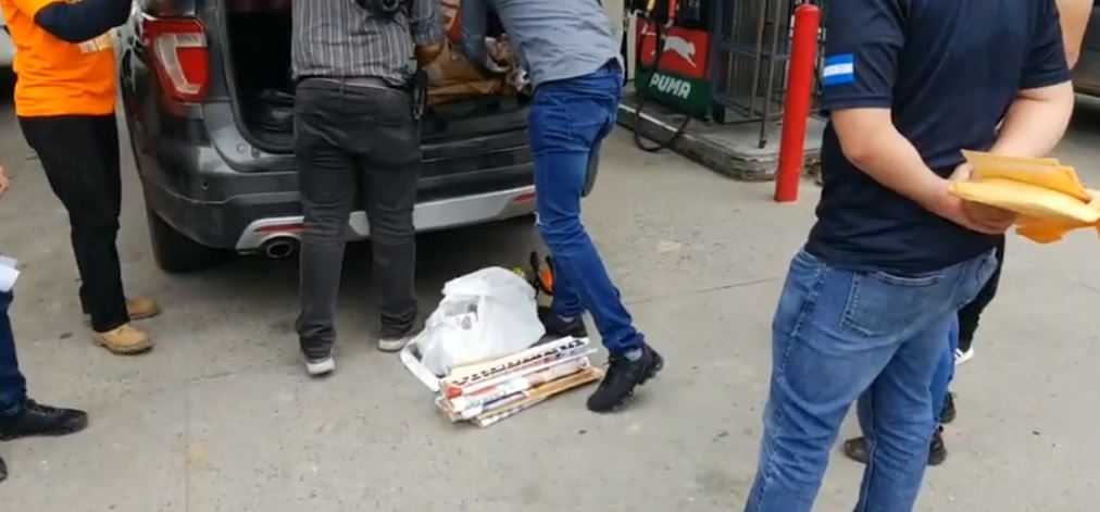 ATIC revisando el auto de doña Reyna.