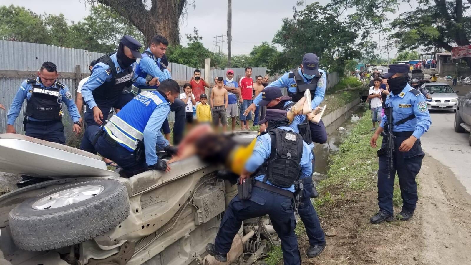 Momento en que sacan a la conductora.
