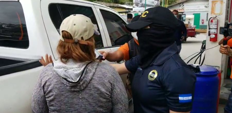 Momento en que bajan del vehículo a doña Reyna.