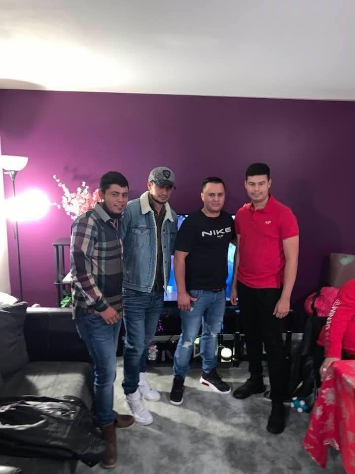 Josué junto a otros familiares.