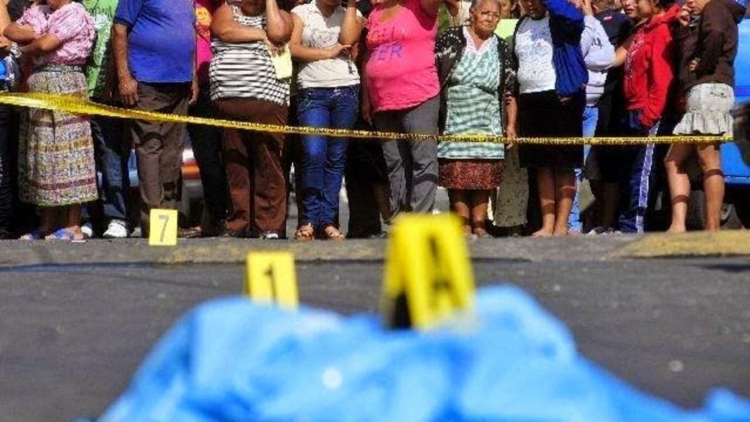 familiares lloran encima fallecido