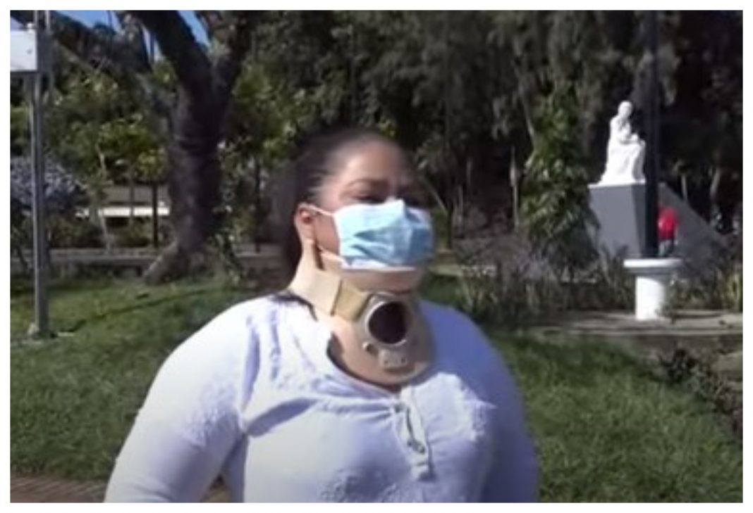 Mujer denuncia a policías