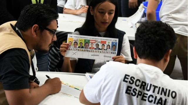 siete personas llegan a la fiscalía