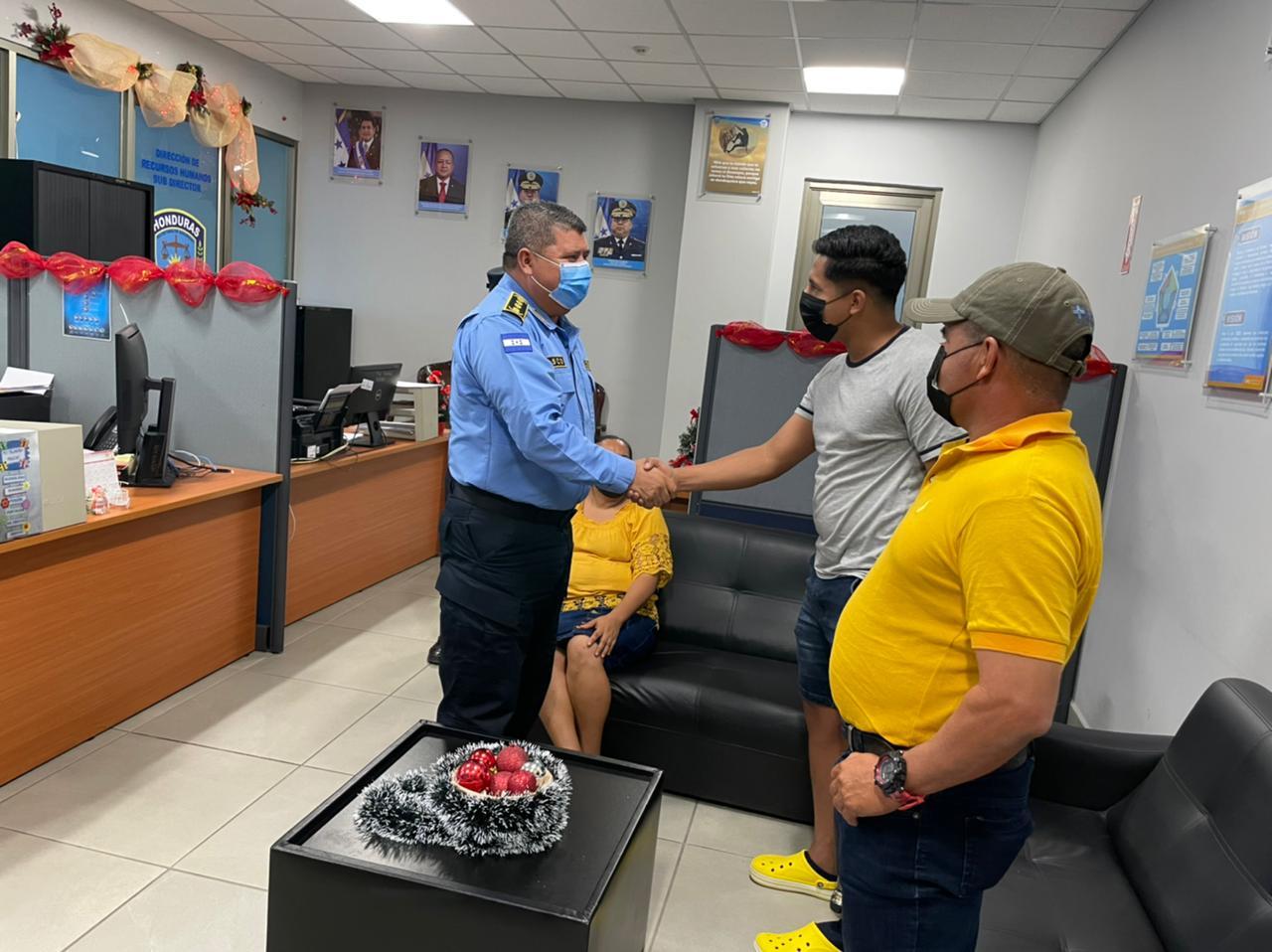 Policía con prótesis