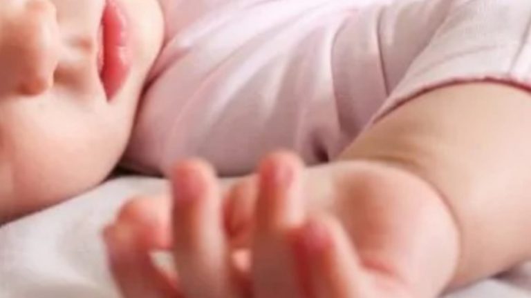 Madre graba golpiza a bebé
