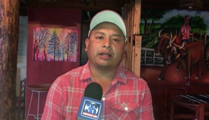El alcalde dando declaraciones.