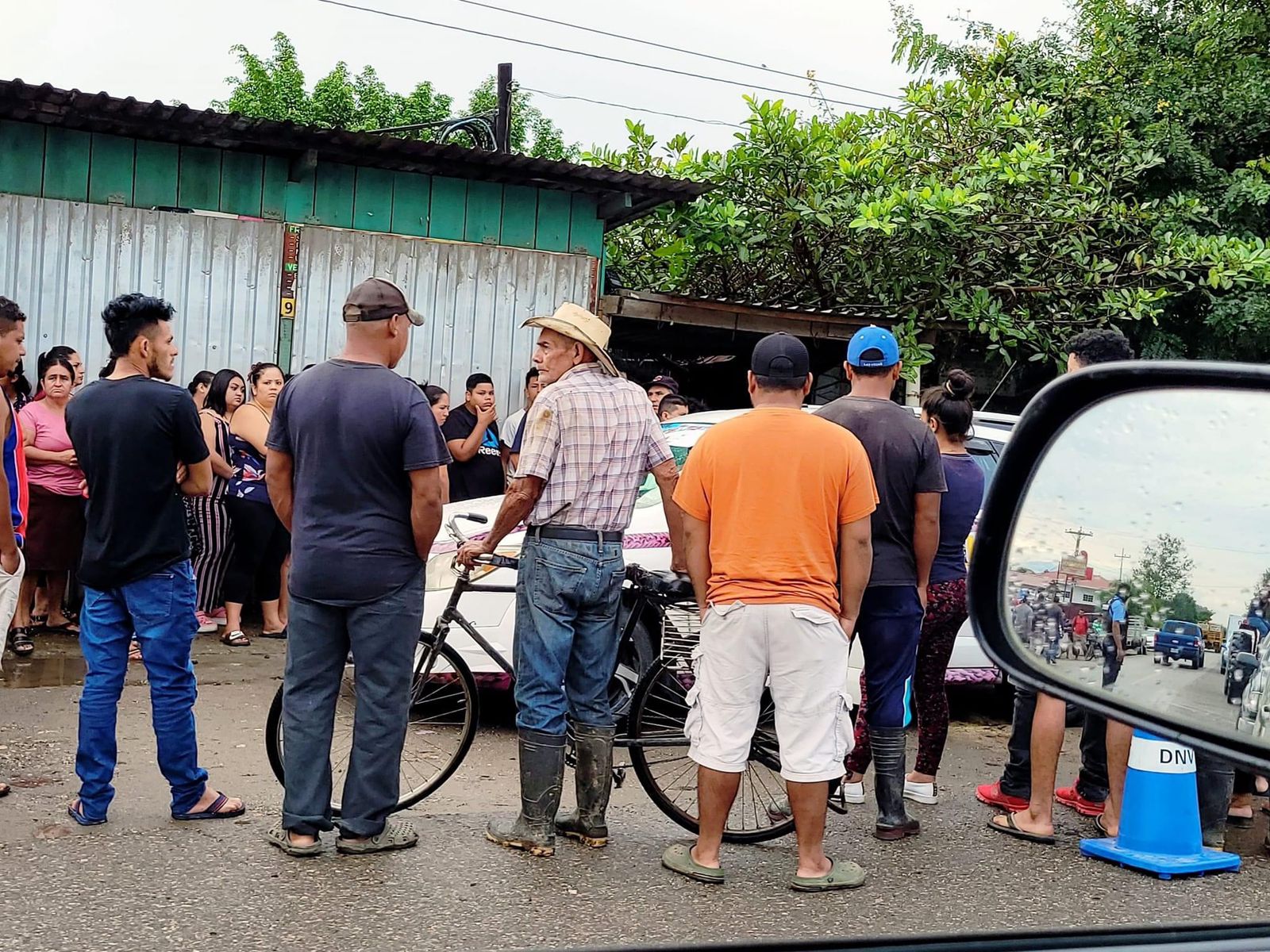 Personas llegaron a observar.