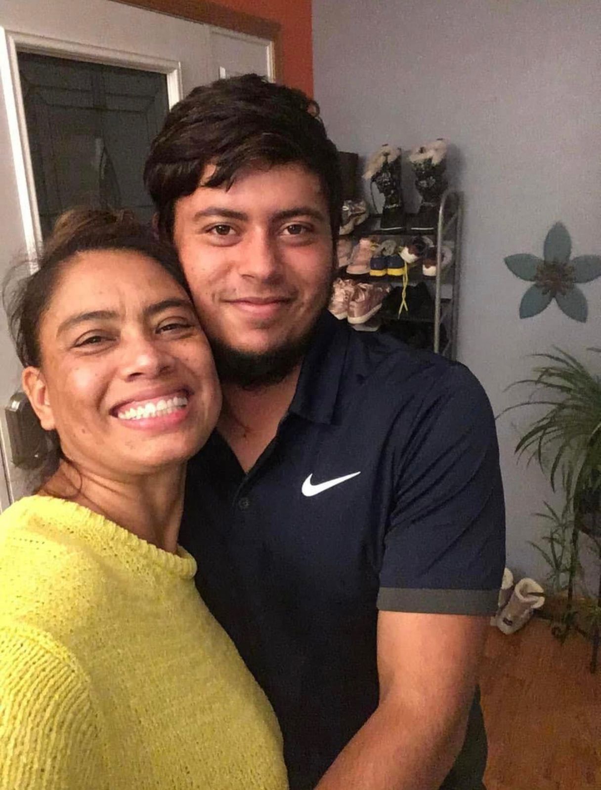 El joven junto a una de sus parientes.