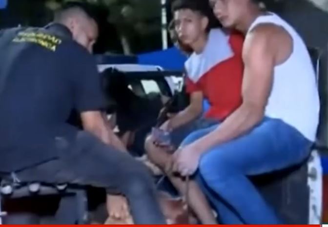Momento en que llevan a los heridos.