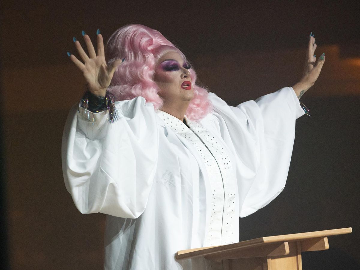 pastor vestido de Drag
