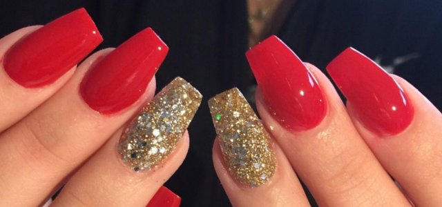 uñas rojas con dorado