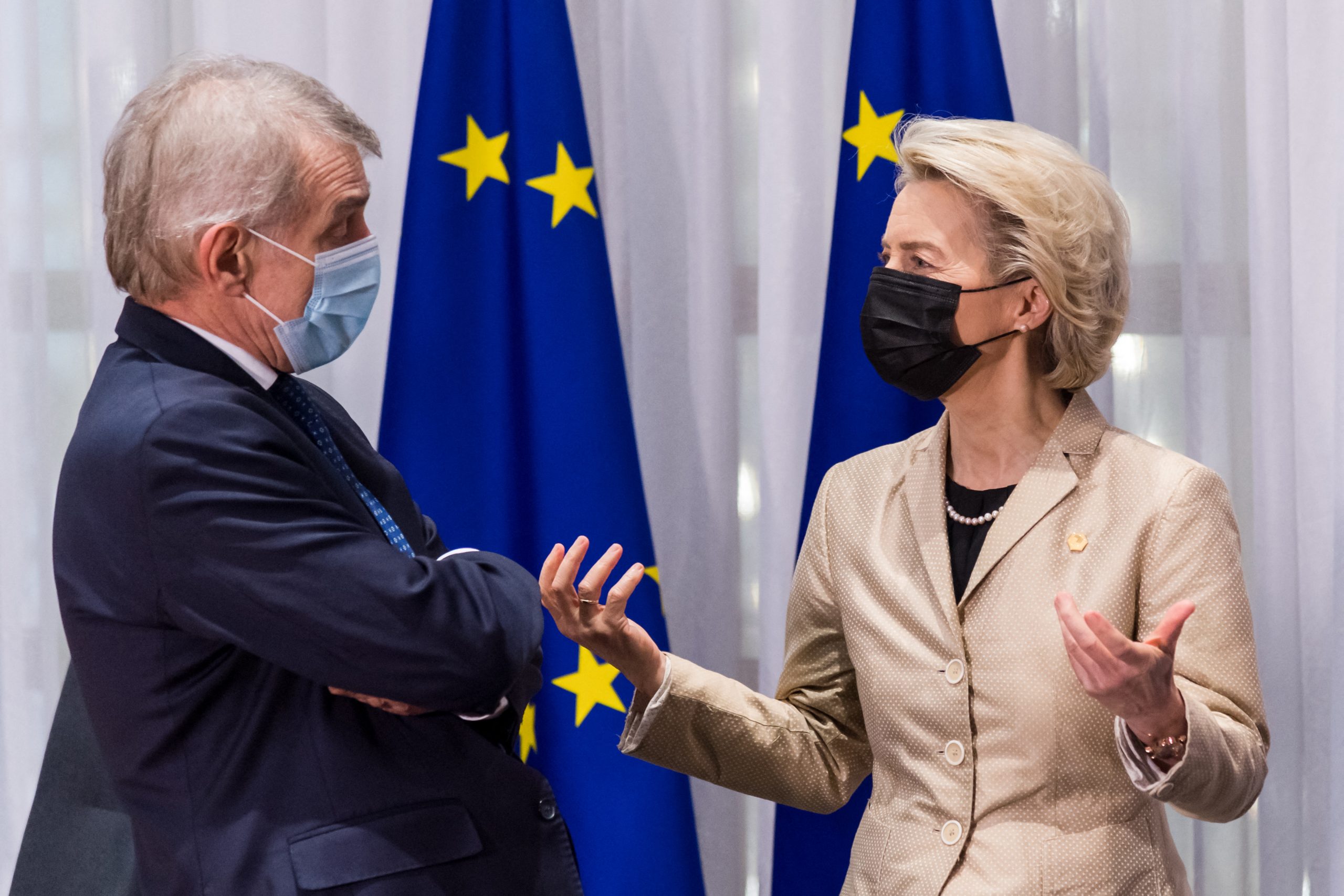 La presidenta de la Comisión Europea, Ursula von der Leyen, junto al presidente del Parlamento Europeo, David Sassoli.