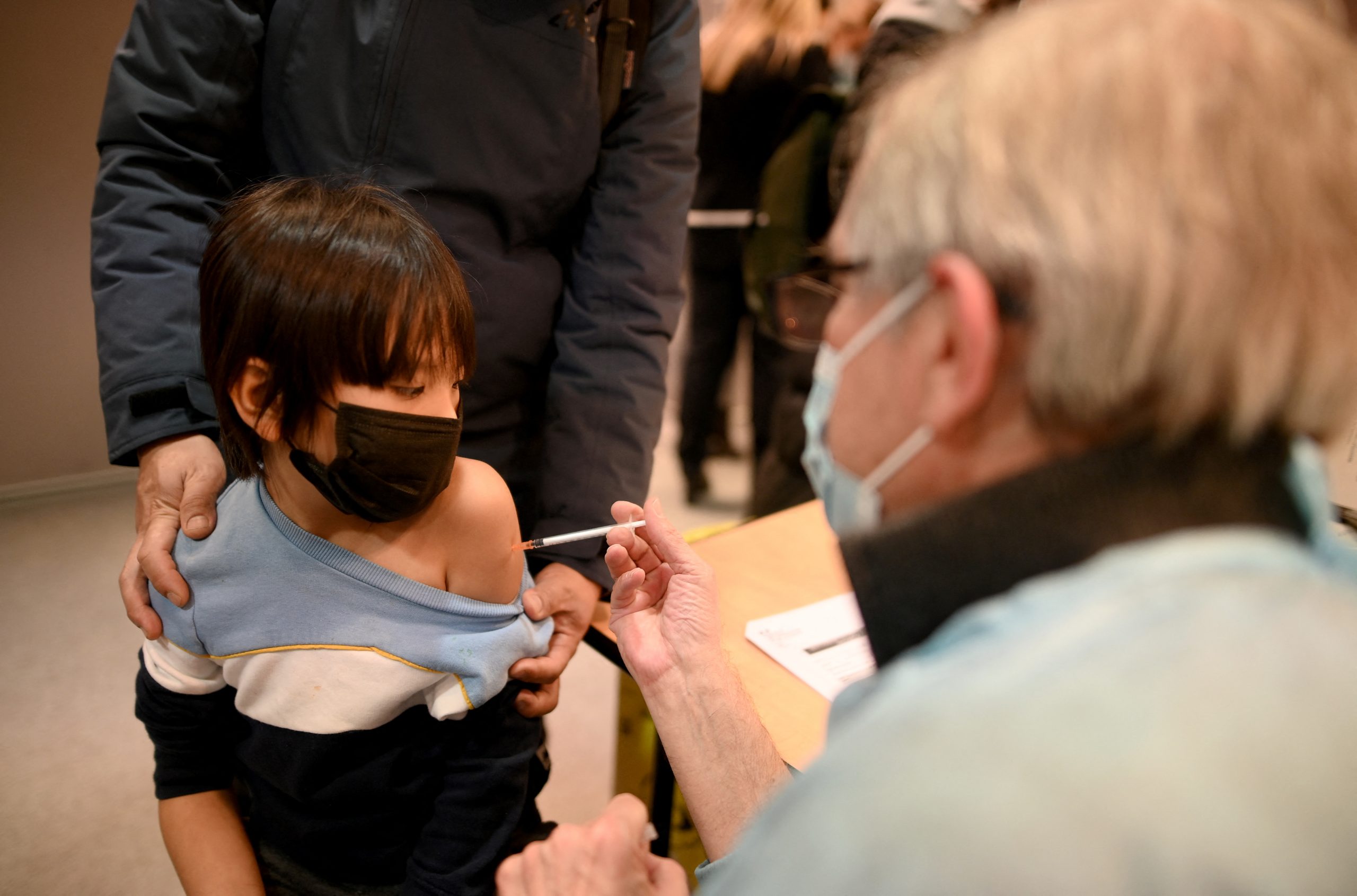 La FDA aprobó en las últimas horas la vacuna de refuerzo para niños de 12 a 15 años. Ómicron afecta principalmente a los menores.