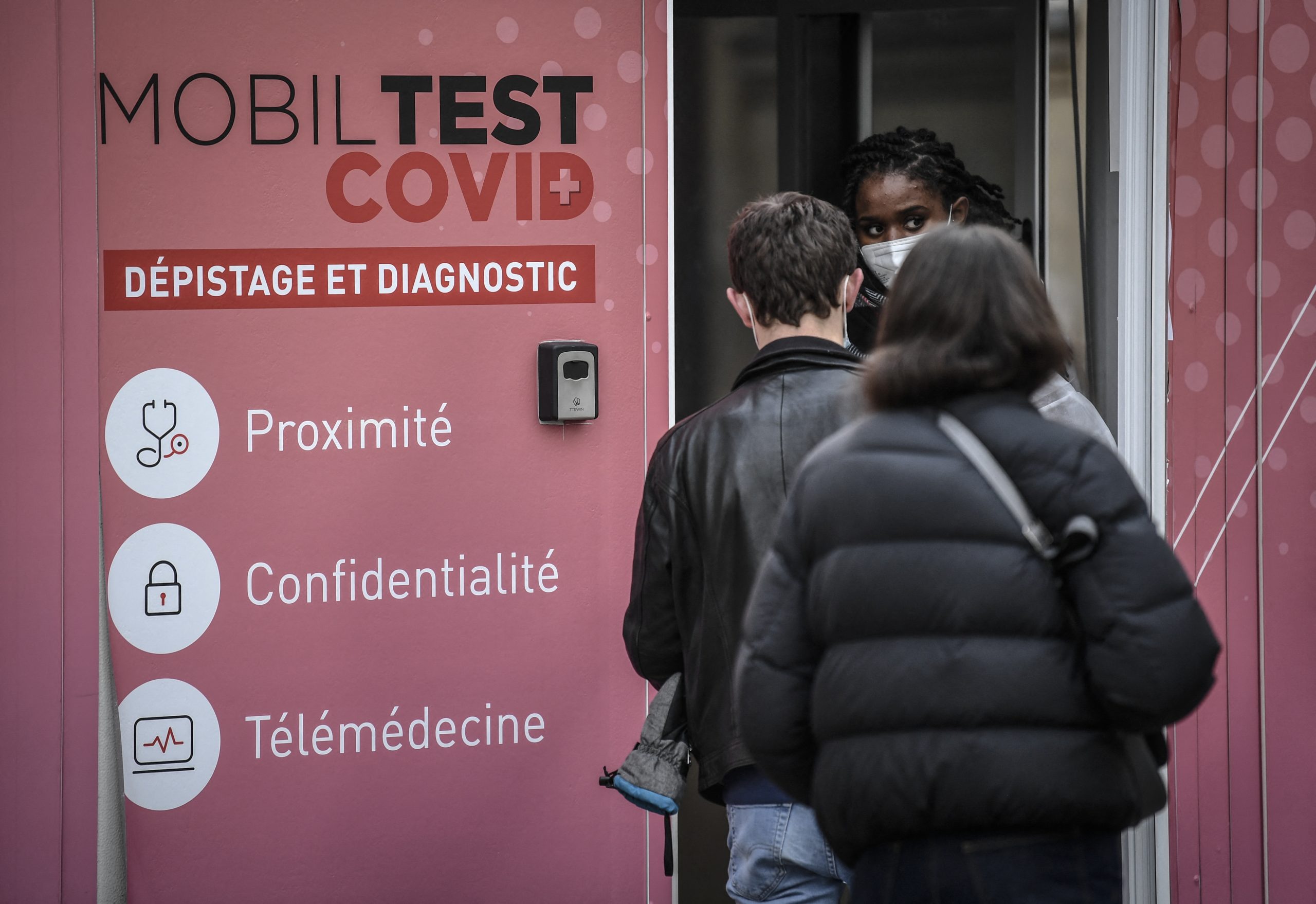 Francia registró un récord de 300 mil nuevos casos de COVID-19 en 24 horas.