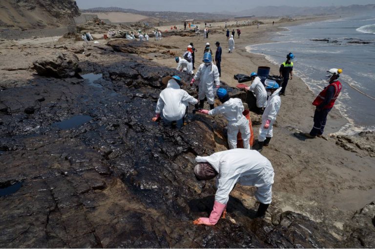 Hay tres playas cerradas en Perú por el derrame de petróleo.