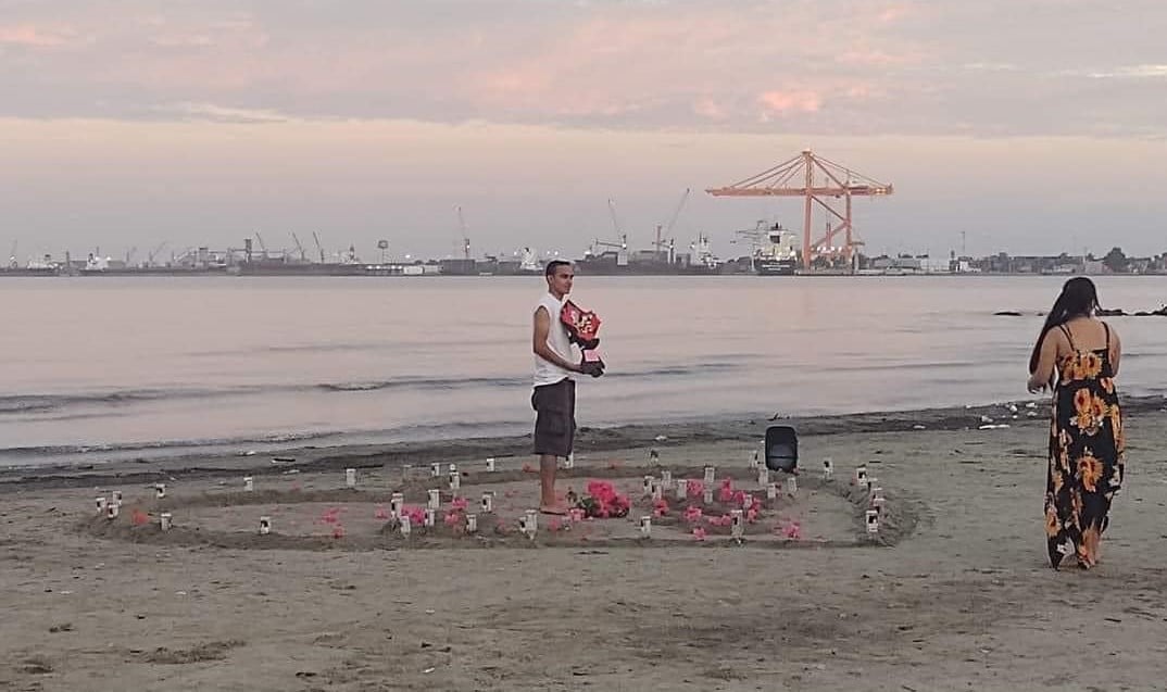 Joven esperando a su novia.