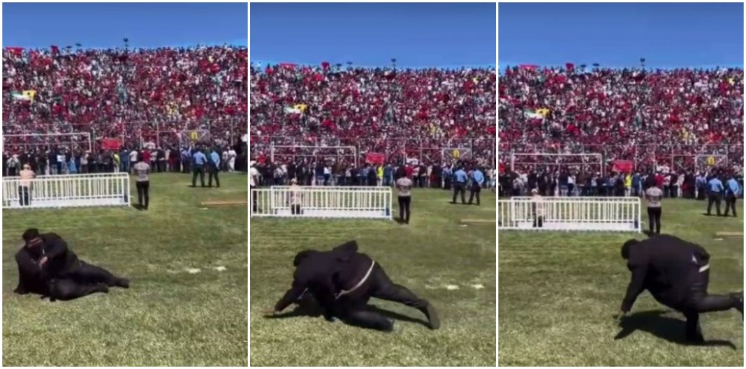 fotógrafo se cae en toma de posesión