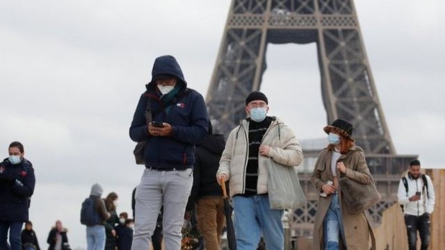 En Francia, las los triajes y farmacias permanecen abarrotadas de sospechosos de COVID-19.