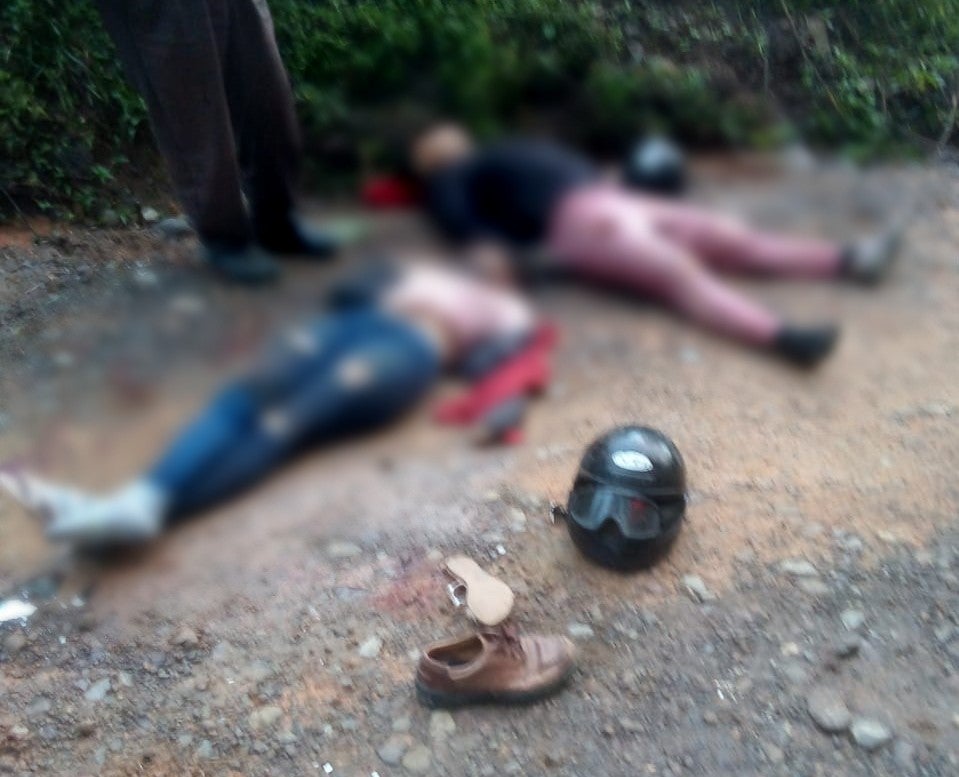 Los cascos que llevaban quedaron "tirados" en el suelo, muy cerca de ellos.