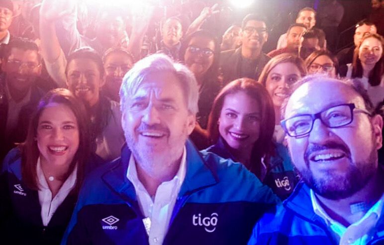 Laura junto a su equipo de trabajo.
