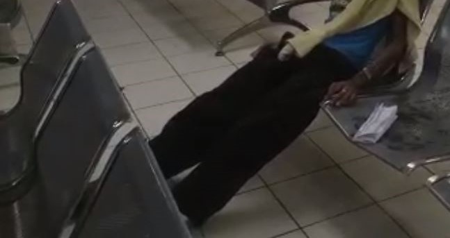 Un papel quedó a su lado.