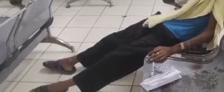 El cuerpo del señor quedó en una de las bancas de espera.