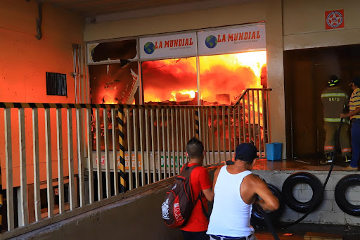 Los bomberos trabajaron en la extinción de las llamas.