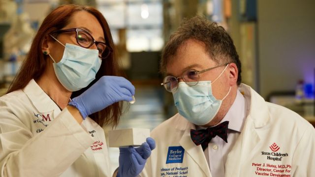 María Elena Bottazzi junto a su compañero, el doctor Peter Hotez.