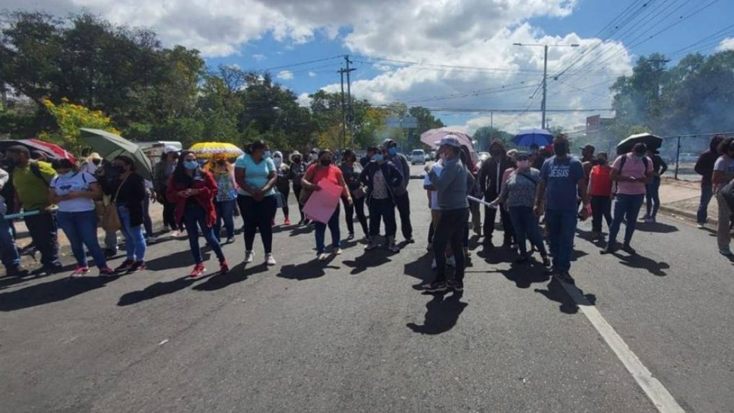 Contrato a maestros interinos de Honduras