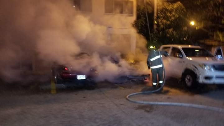 vehículo se incendia en la morgue de SPS