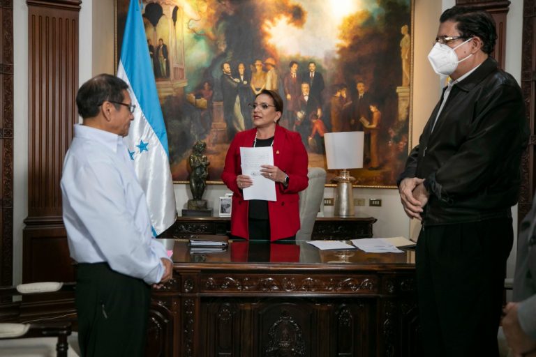 devuelven nacionalidad al padre Tamayo