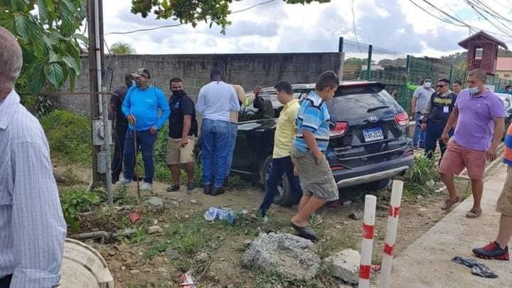 Testigos viendo la camioneta usada. 