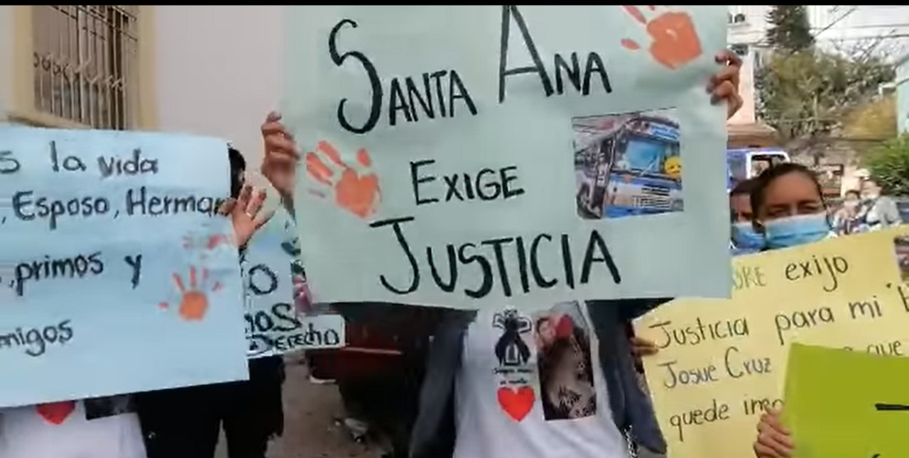 Junto a los familiares, los vecinos del fallecido llegaron a protestar.