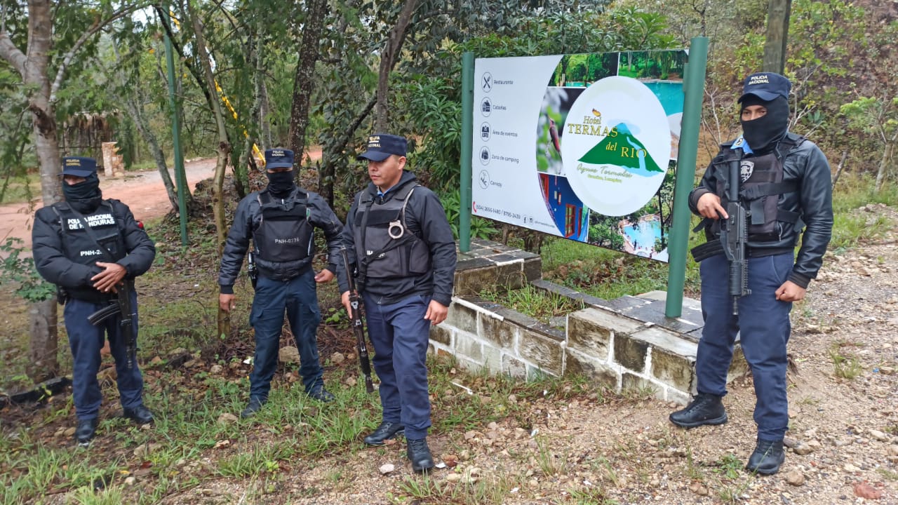 En complejos turísticos que son propiedad del exmandatario también hay resguardo de policías.