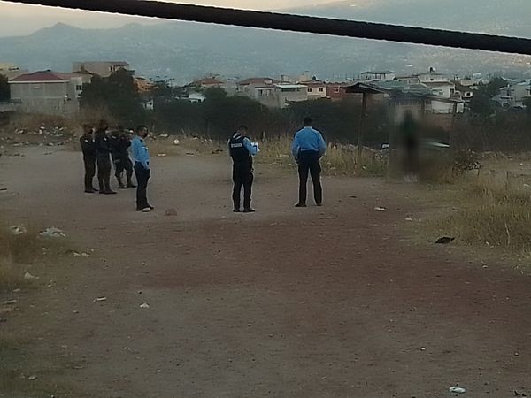 Joven colgado de una viga en Agafán