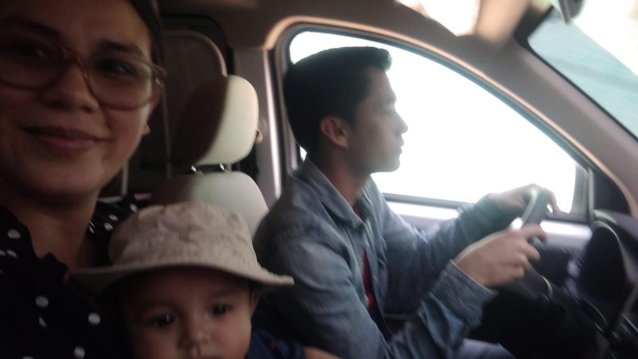 Lina con uno de sus compañeros y su bebé.