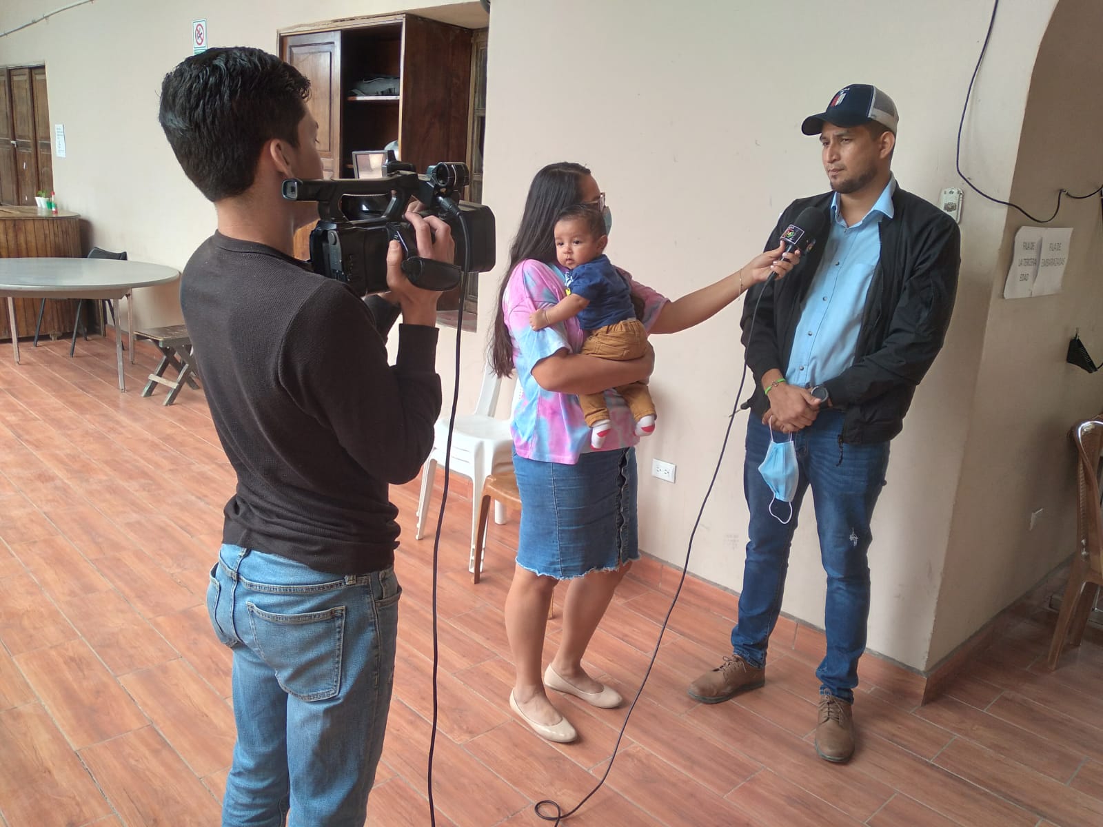Recientemente ella compartió unas fotografías donde está entrevistando a un personaje mientras carga a su bebé en brazos.
