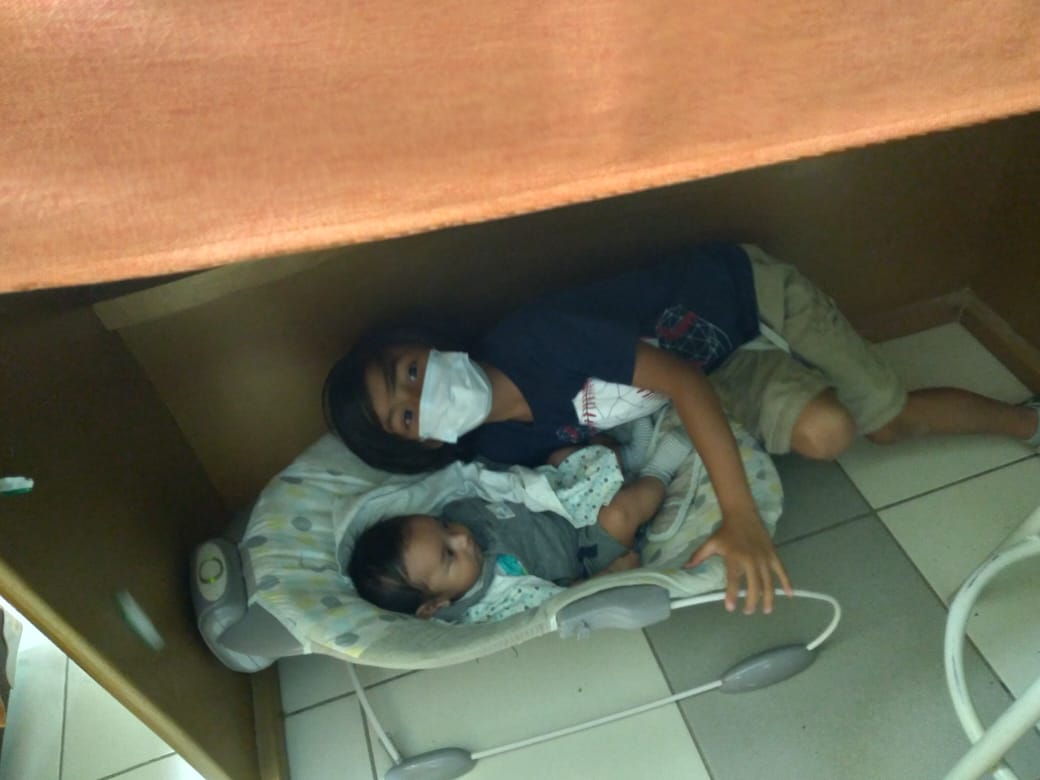 Los dos niños son bien recibidos por los compañeros de trabajo de Laínez.