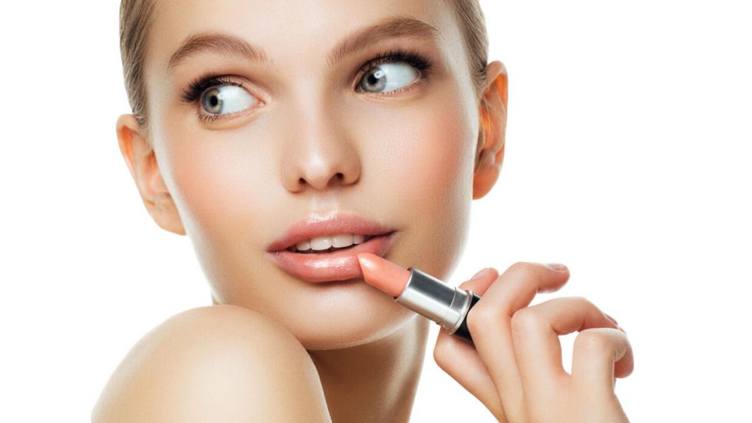 Errores maquillaje labios suman años