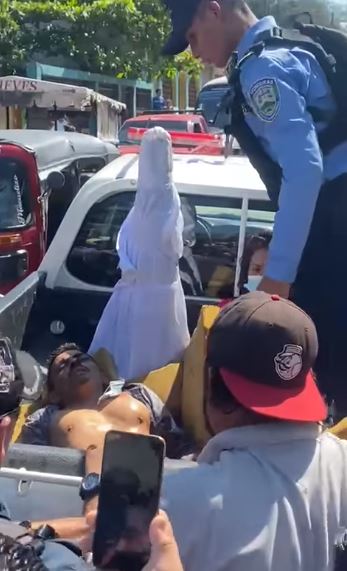 Momento en que se llevan a los supuestos delincuentes en la paila de una patrulla.