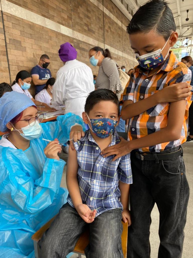 Muchos padres han llegado con sus niños a los centros.