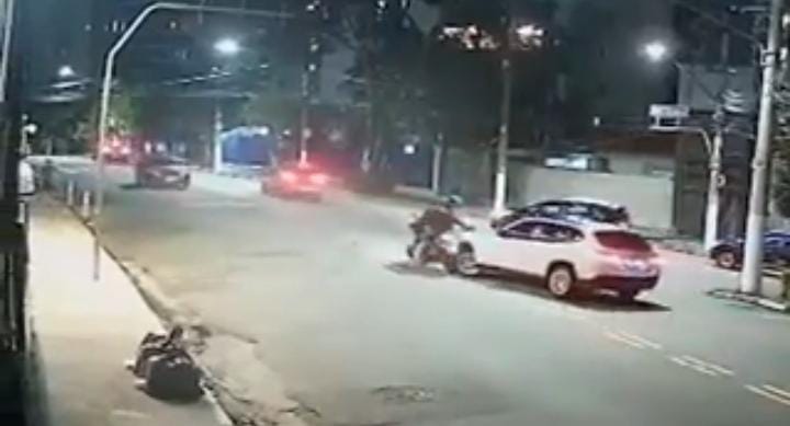 mujer atropella hombres querían asaltarla