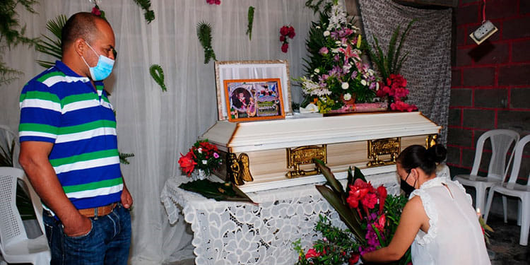 Padres de niña que murió por vacuna